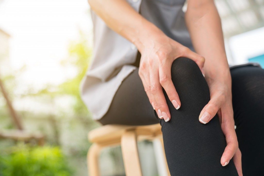 Woman with knee arthritis