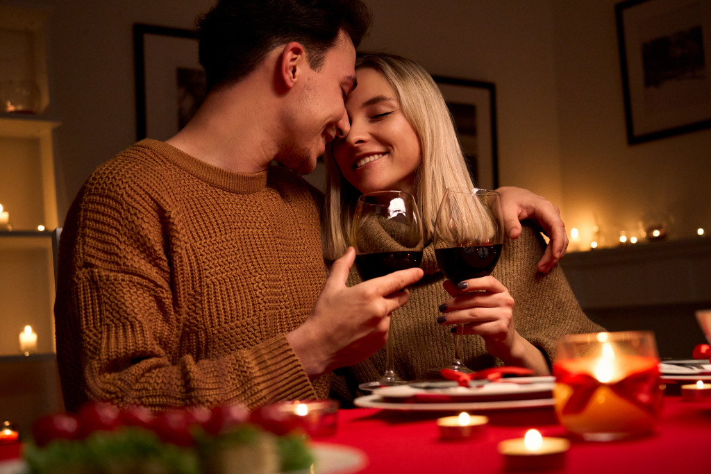 romantic dinner couple drinking wine